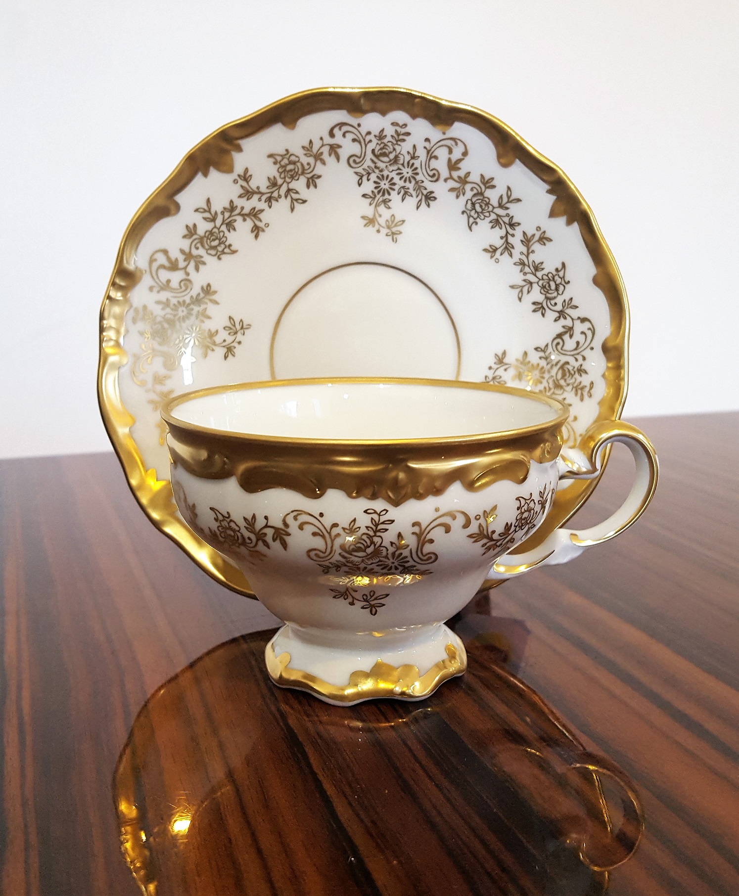 Luxurious porcelain coffeecup